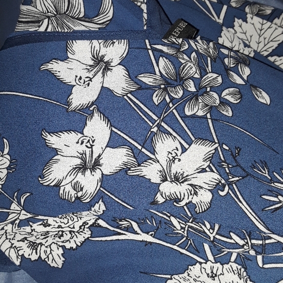 Banana Republic Dress Blue White Floral Pleated 10 - Picture 2 of 6